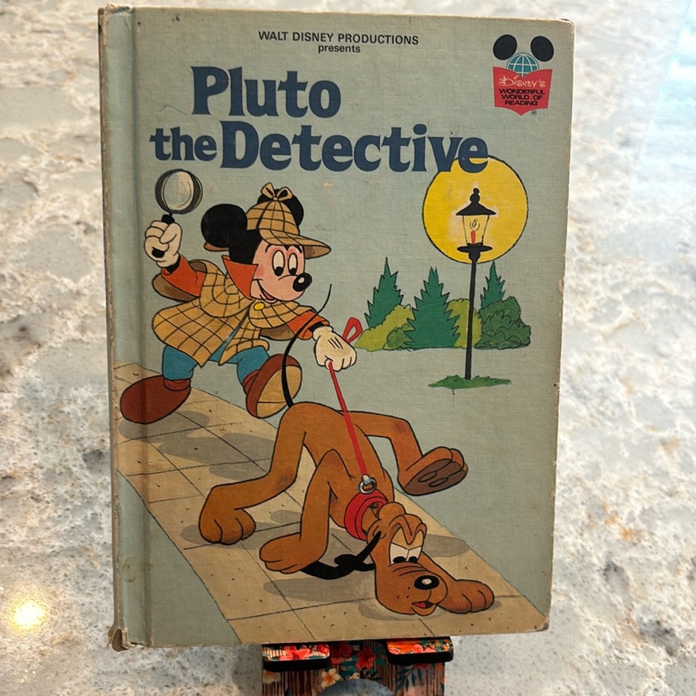 Walt Disney presents: Pluto the Detective by Wonderful World of Reading